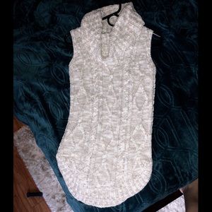 Sleeveless grayish cream scoop neck long sweater